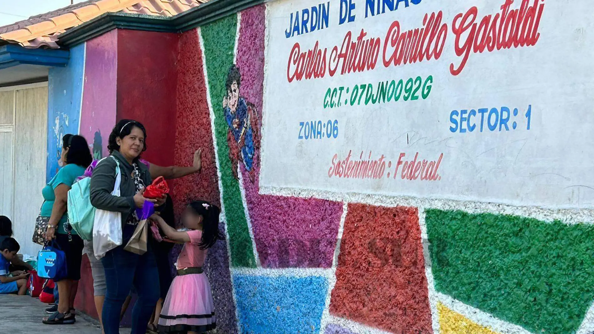 Madre e hija afuera del Jardín de Niños